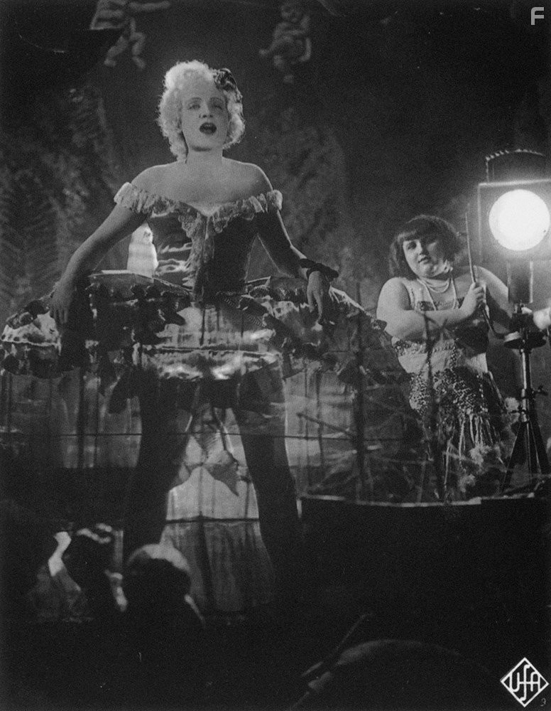 Marlene Dietrich in Голубой ангел (1930)