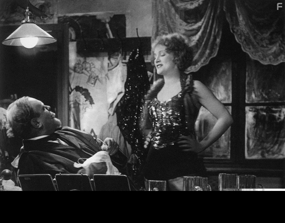 Marlene Dietrich and Emil Jannings in Голубой ангел (1930)