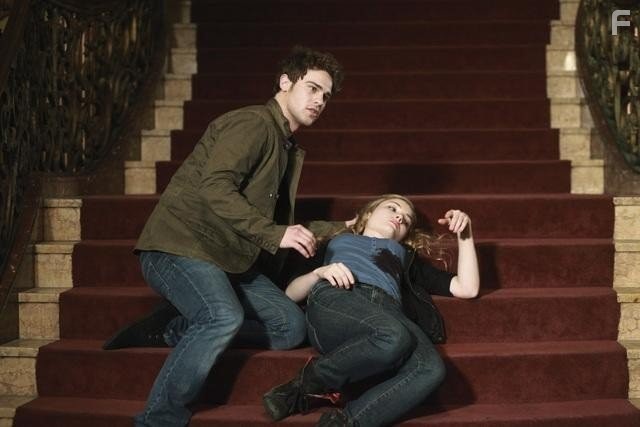 Skyler Samuels and Grey Damon in Девять жизней Хлои Кинг (2011)