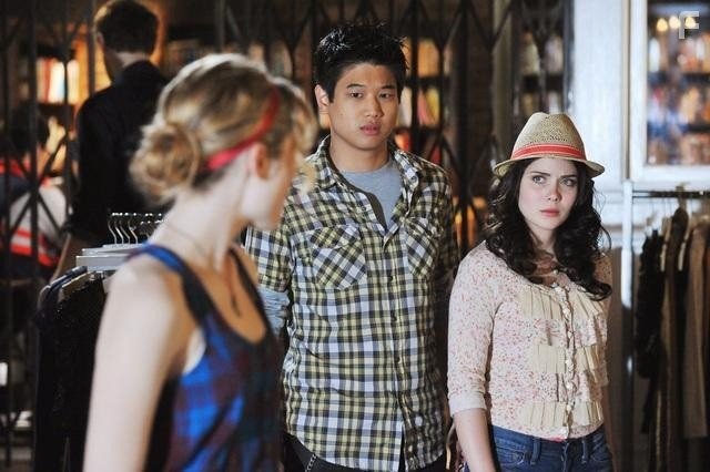 Ki Hong Lee and Grace Phipps in Девять жизней Хлои Кинг (2011)