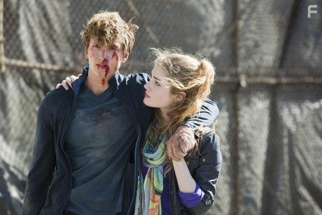 Benjamin Stone and Skyler Samuels in Девять жизней Хлои Кинг (2011)
