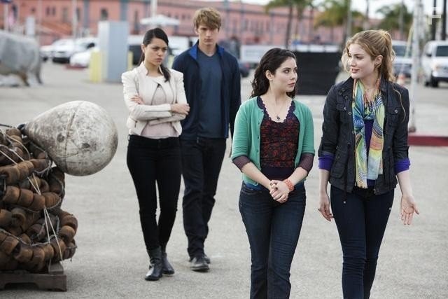Benjamin Stone, Skyler Samuels, Alyssa Diaz, and Grace Phipps in Девять жизней Хлои Кинг (2011)