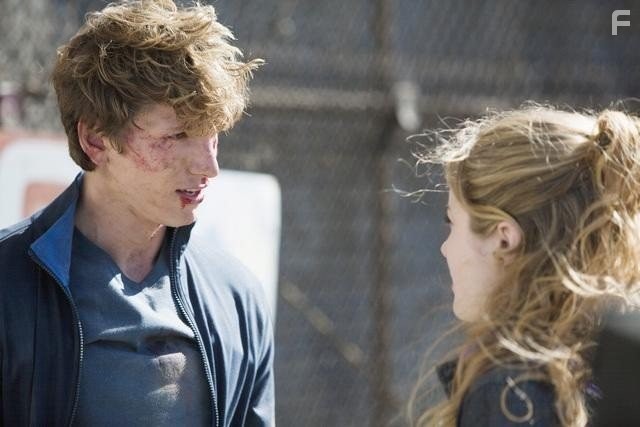 Benjamin Stone and Skyler Samuels in Девять жизней Хлои Кинг (2011)