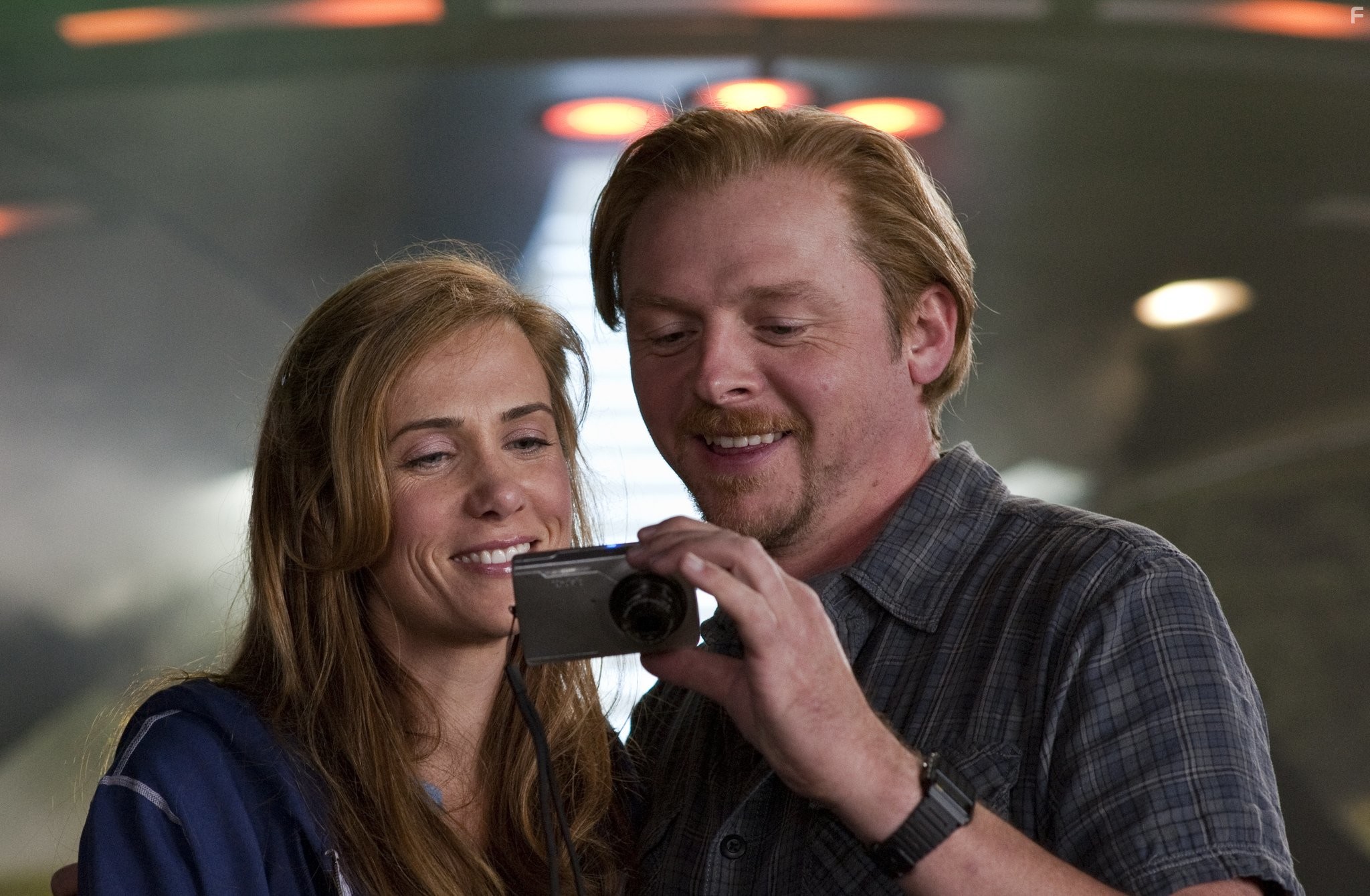 Simon Pegg and Kristen Wiig in Пол: Секретный материальчик (2011)