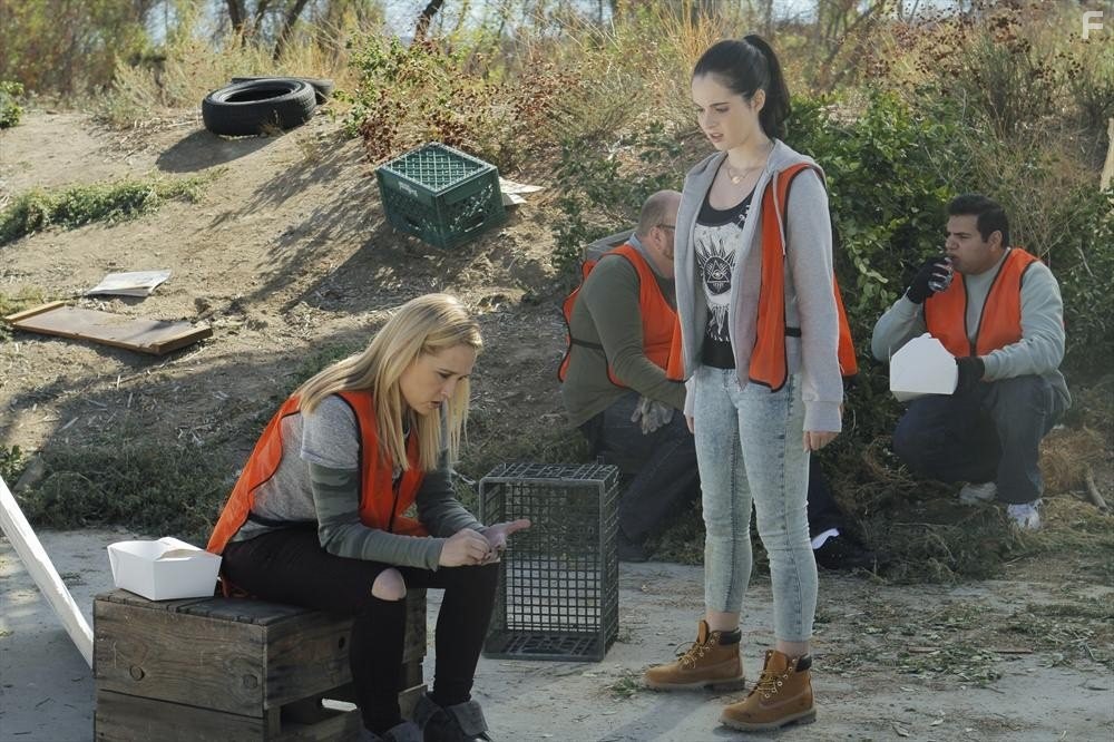 Vanessa Marano and Sarah Stouffer in Их перепутали в роддоме (2011)