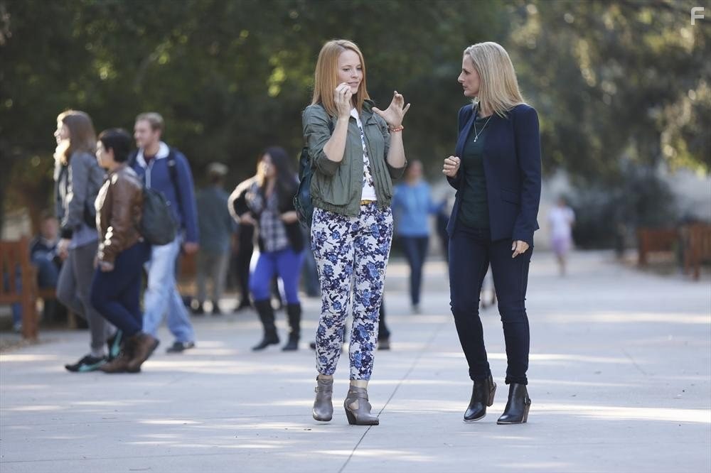 Marlee Matlin and Katie Leclerc in Их перепутали в роддоме (2011)