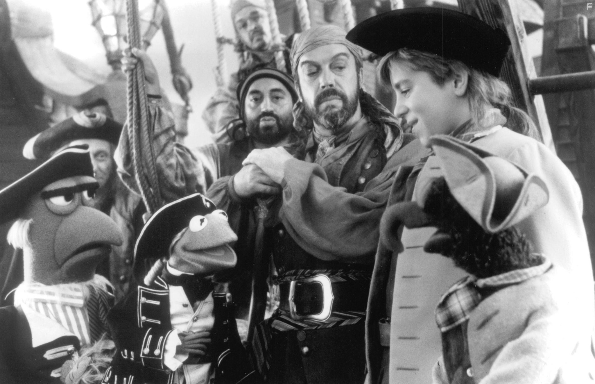 Tim Curry and Kevin Bishop in Остров сокровищ Маппетов (1996)