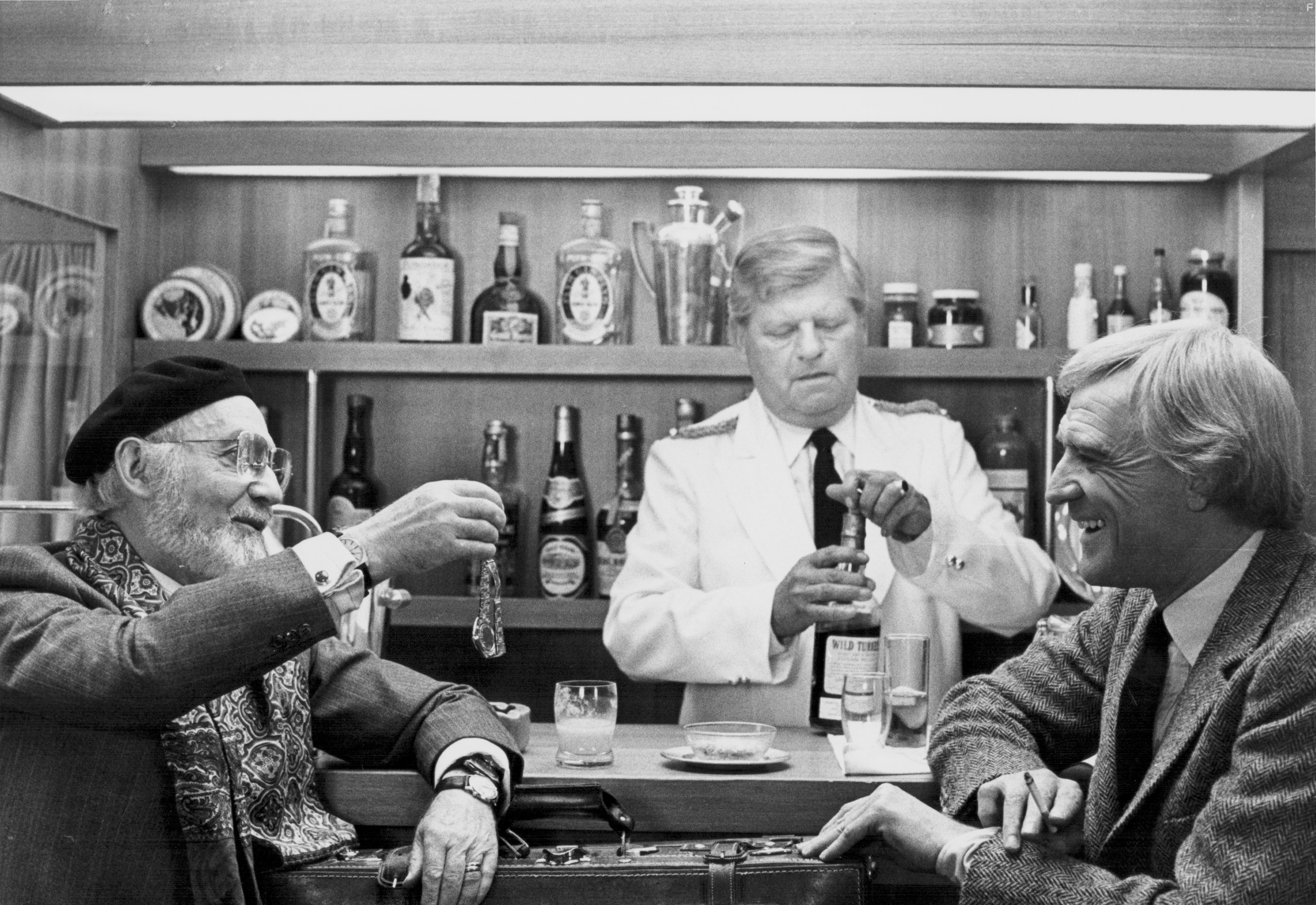 Richard Harris and Lee Strasberg in Перевал Кассандры (1976)