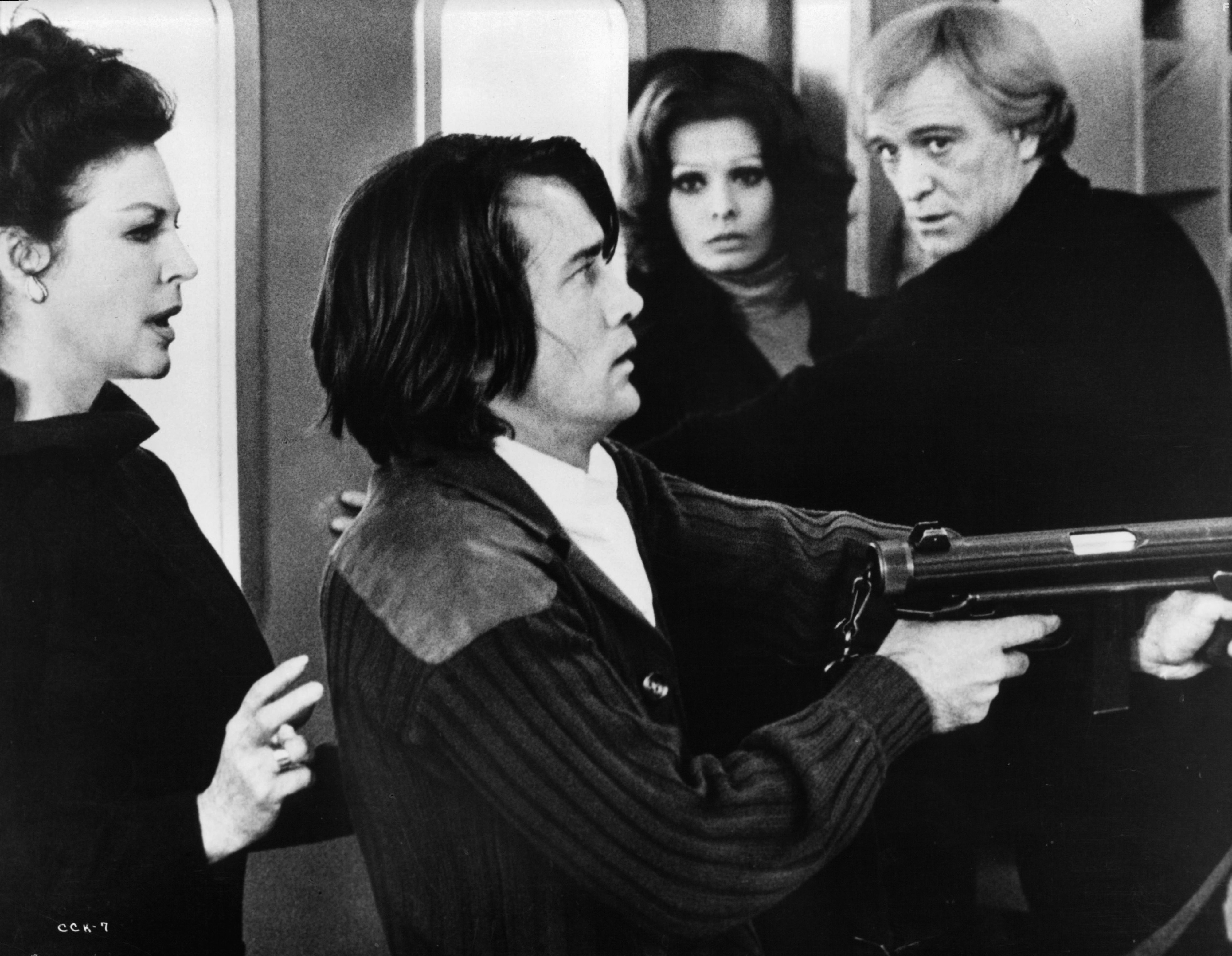 Sophia Loren, Martin Sheen, Ava Gardner, and Richard Harris in Перевал Кассандры (1976)