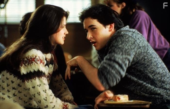 John Cusack and Daphne Zuniga in Абсолютно точно (1985)