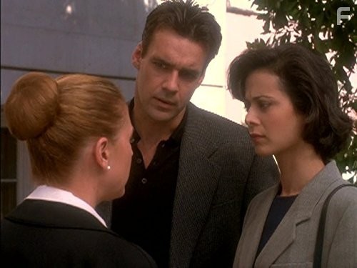Catherine Bell and David James Elliott in Boенно-юридическая служба (1995)