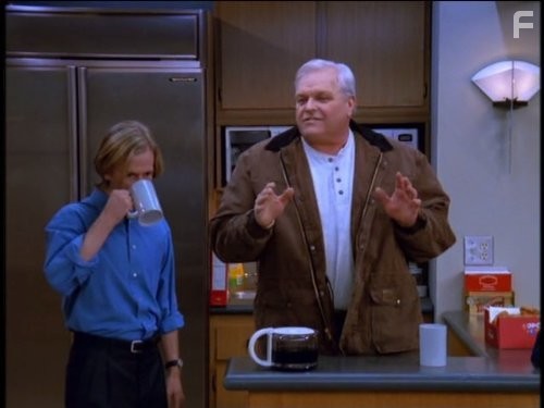 Brian Dennehy and David Spade in Журнал мод (1997)