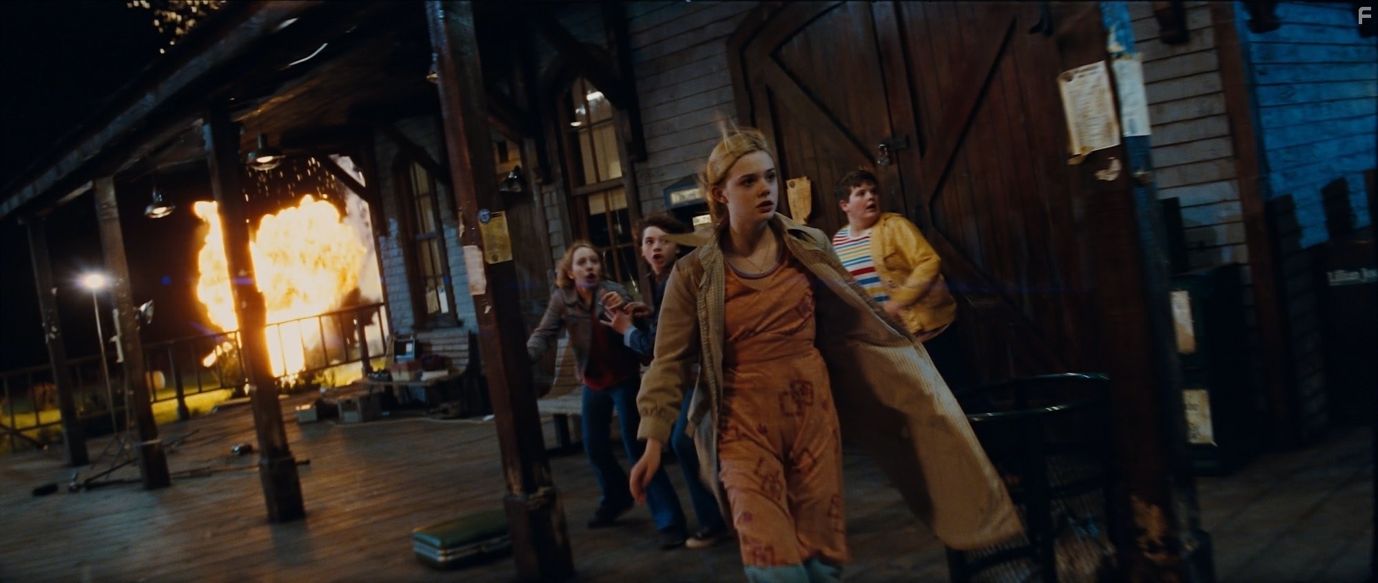 Elle Fanning, Joel Courtney, Ryan Lee, and Riley Griffiths in Супер 8 (2011)