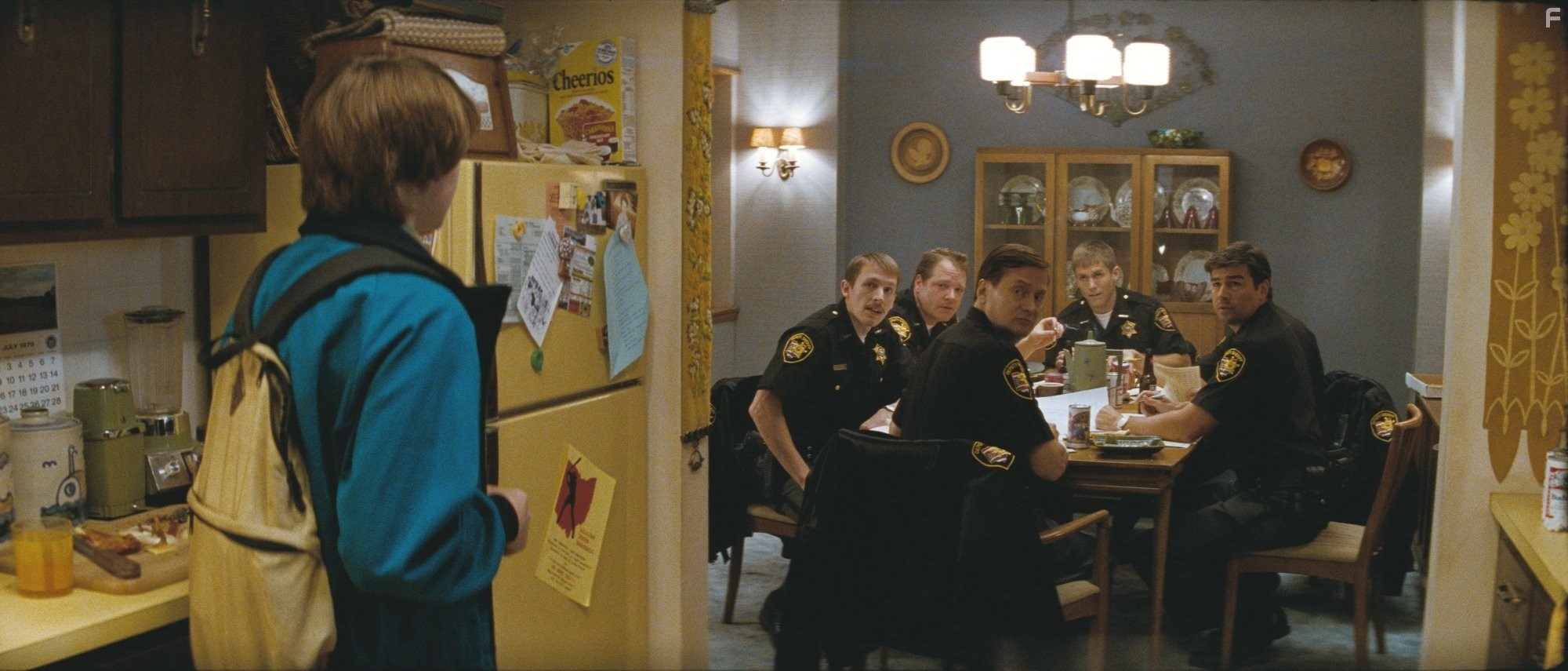 Kyle Chandler and Joel Courtney in Супер 8 (2011)