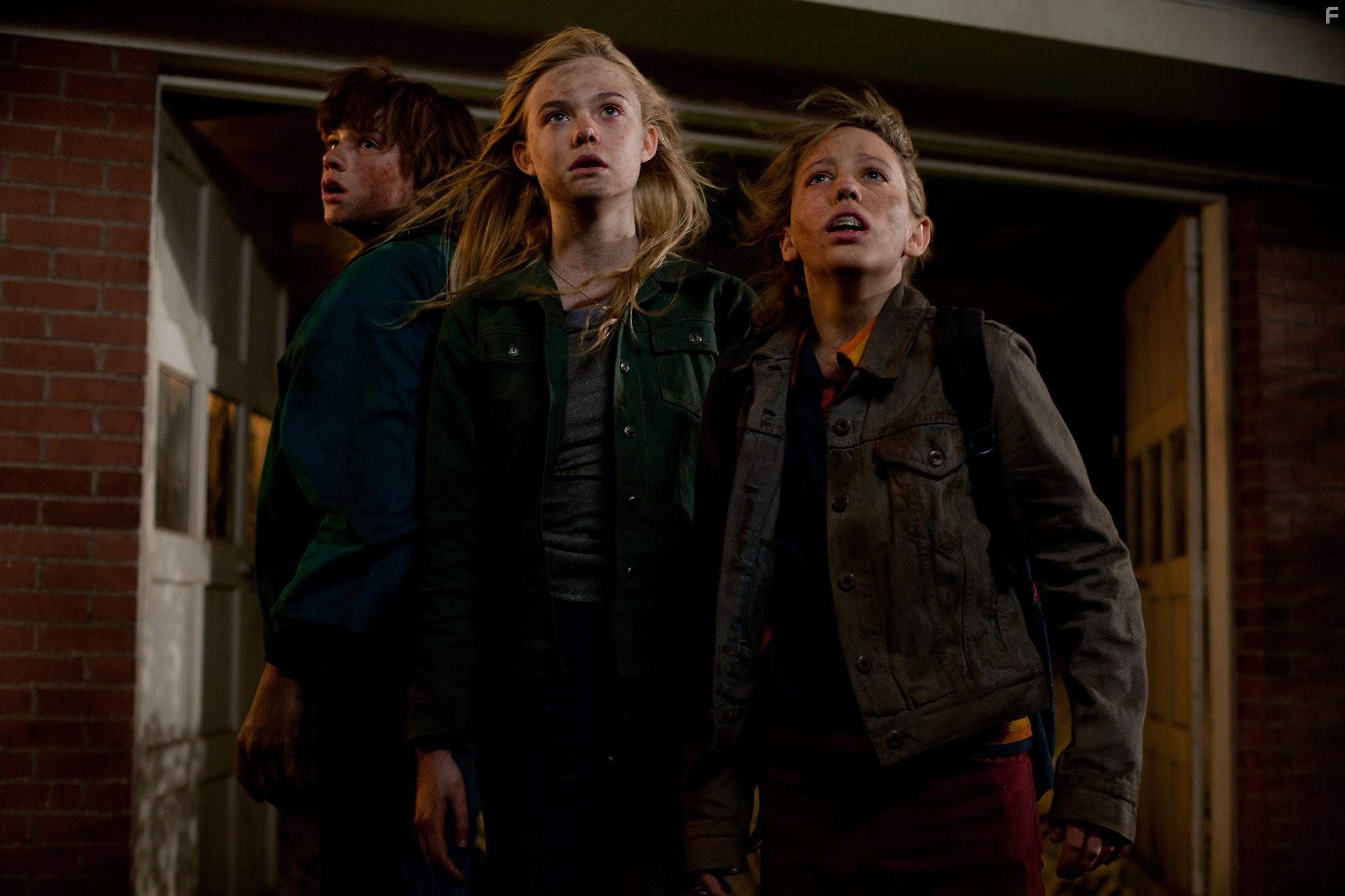 Elle Fanning, Joel Courtney, and Ryan Lee in Супер 8 (2011)