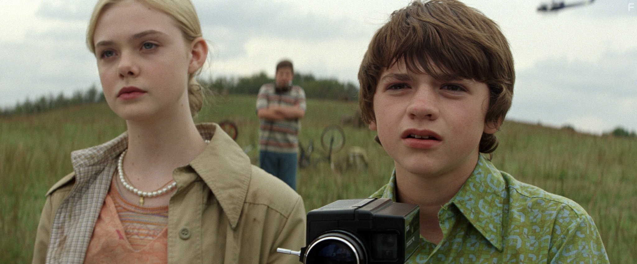 Elle Fanning, Joel Courtney, and Riley Griffiths in Супер 8 (2011)