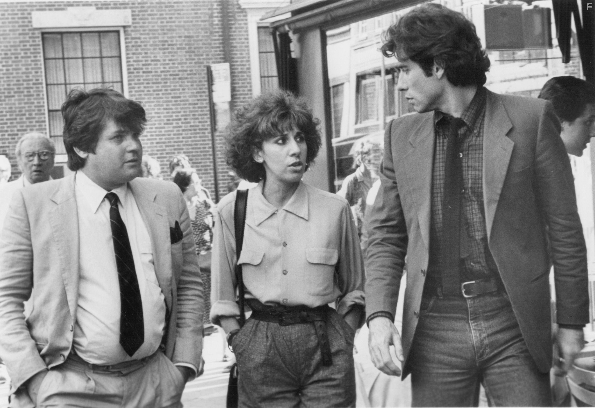 John Travolta and Jann Wenner in Идеально (1985)