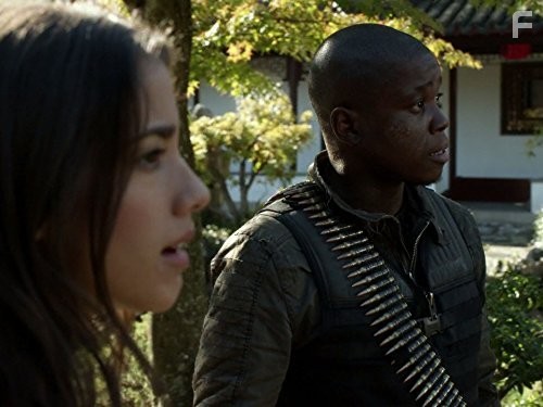 Mpho Koaho in Рухнувшие небеса (2011)