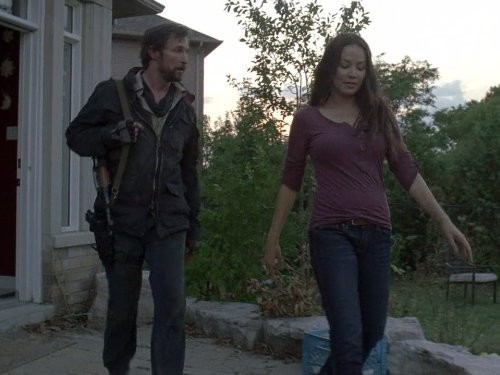 Noah Wyle and Moon Bloodgood in Рухнувшие небеса (2011)