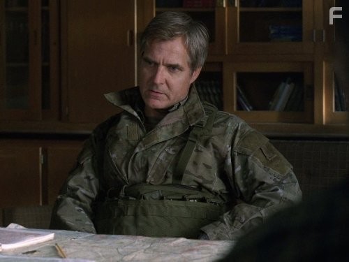 Henry Czerny in Рухнувшие небеса (2011)