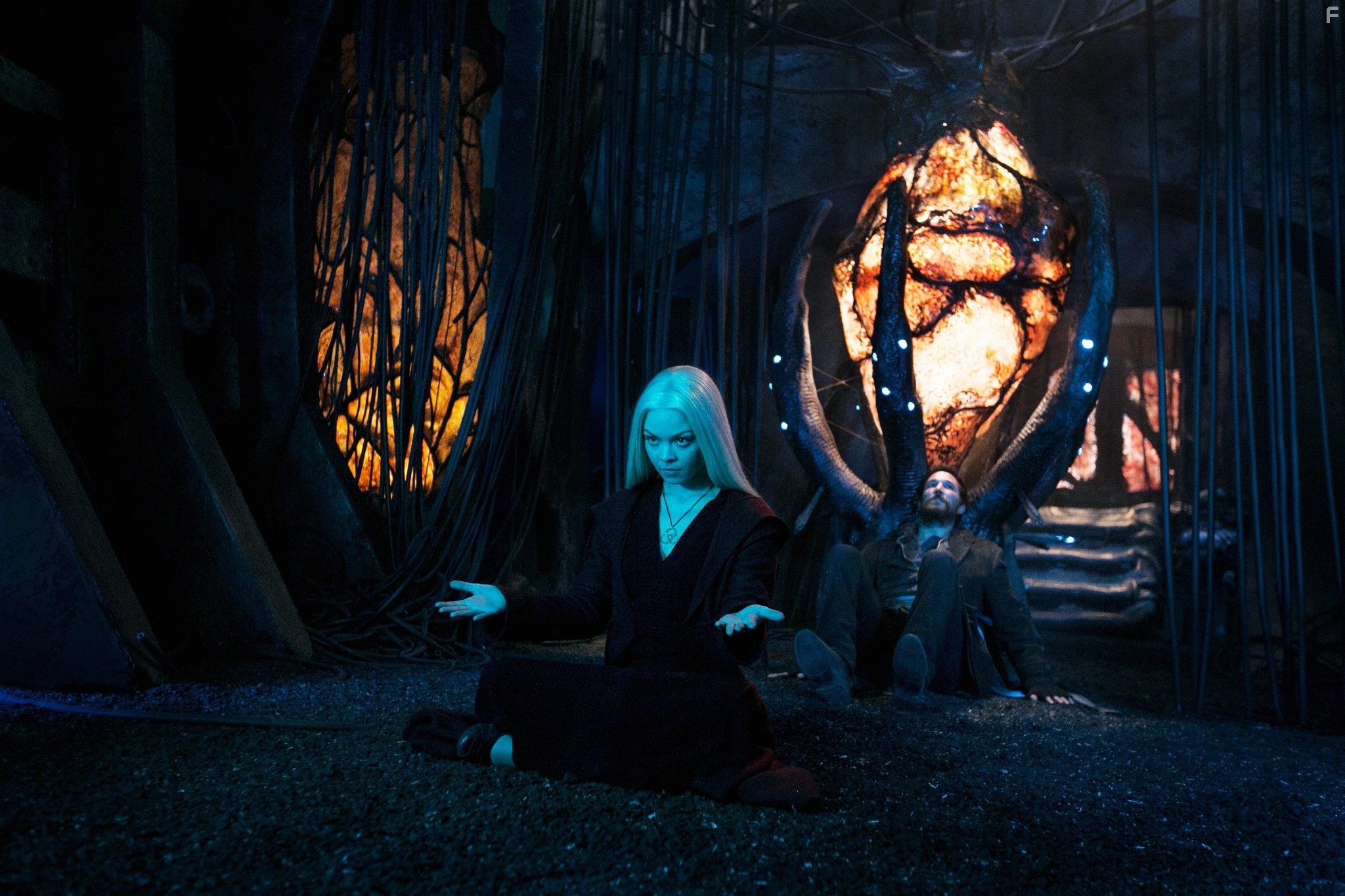 Noah Wyle and Scarlett Byrne in Рухнувшие небеса (2011)