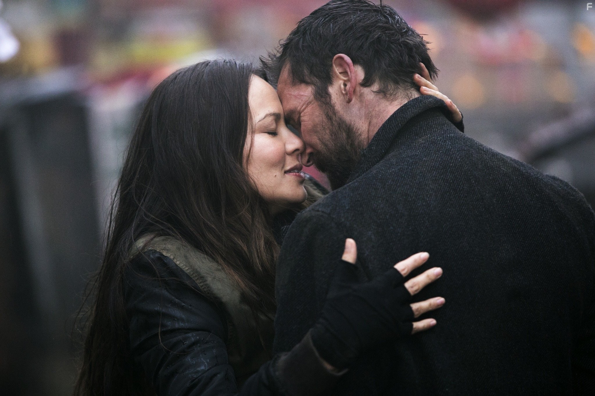 Noah Wyle and Moon Bloodgood in Рухнувшие небеса (2011)