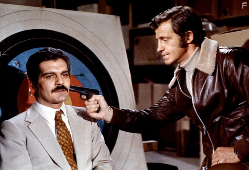 Jean-Paul Belmondo and Omar Sharif in Le casse (1971)