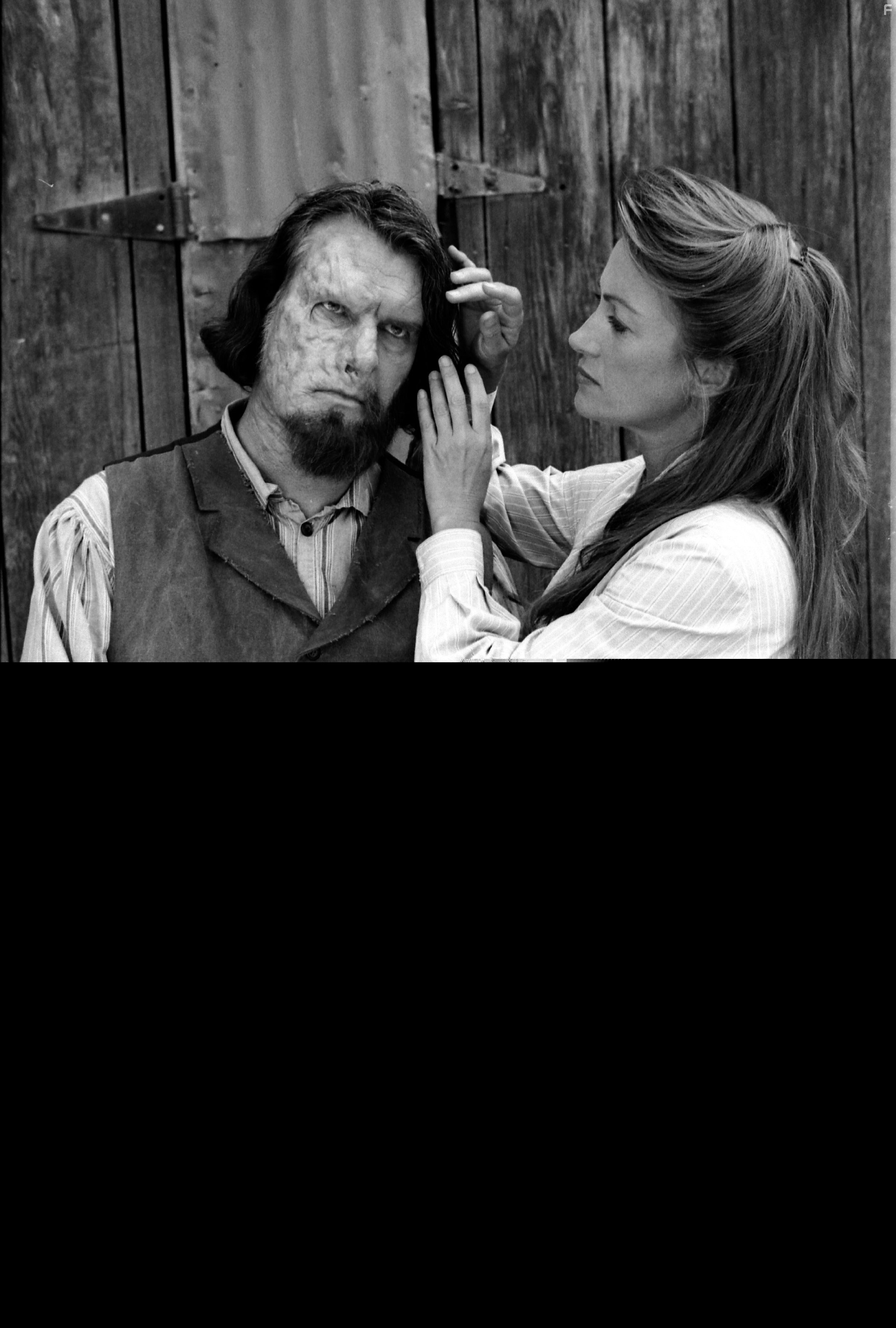 Jane Seymour and Richard Moll in Доктор Куин: Женщина-врач (1993)