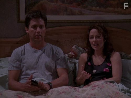 Patricia Heaton and Ray Romano in Все любят Рэймонда (1996)