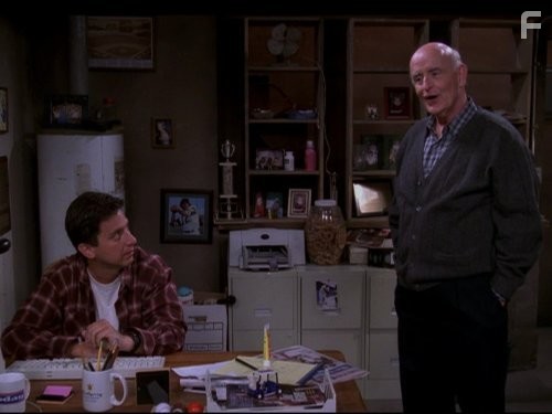 Peter Boyle and Ray Romano in Все любят Рэймонда (1996)