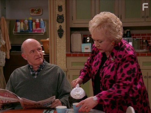 Peter Boyle and Doris Roberts in Все любят Рэймонда (1996)