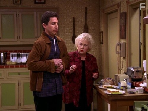 Doris Roberts and Ray Romano in Все любят Рэймонда (1996)