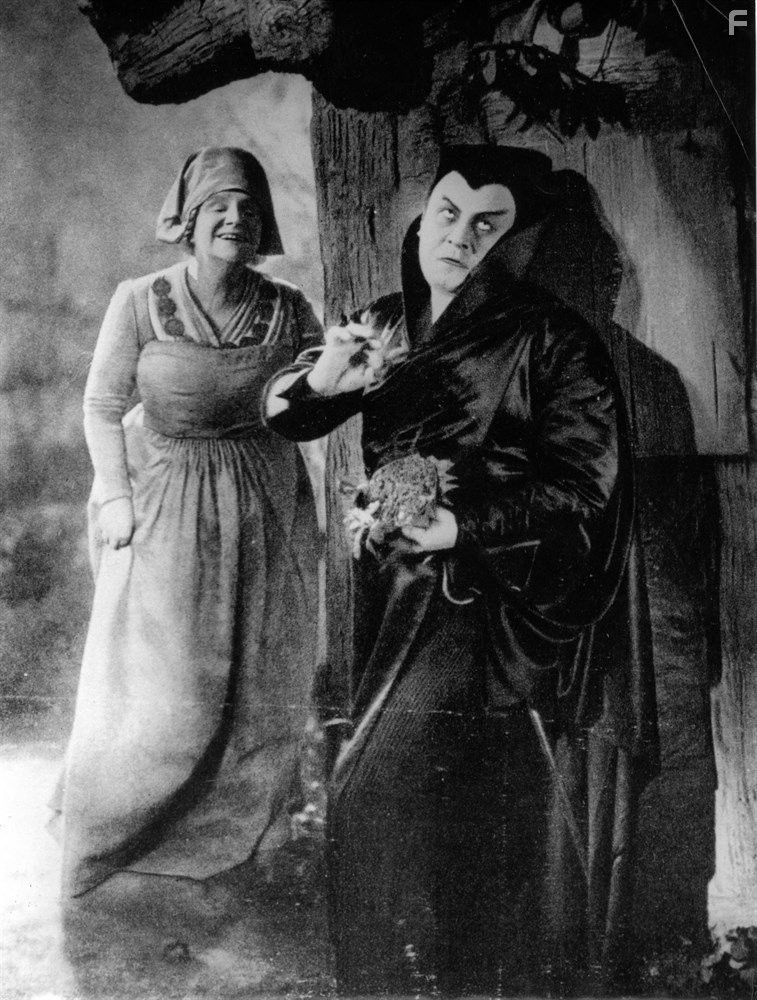 Yvette Guilbert and Emil Jannings in Фауст (1926)