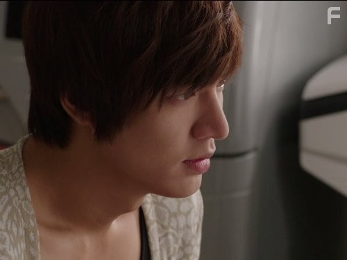 Min-ho Lee in Городской охотник (2011)