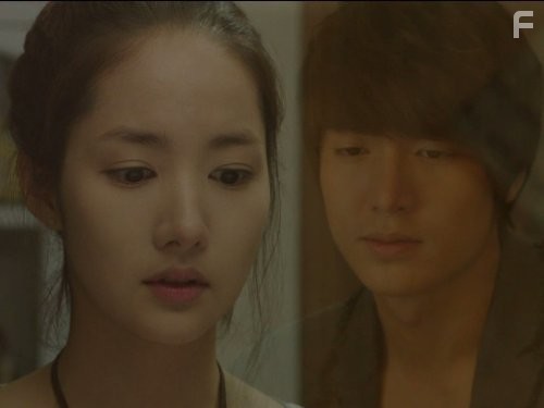 Min-Young Park in Городской охотник (2011)