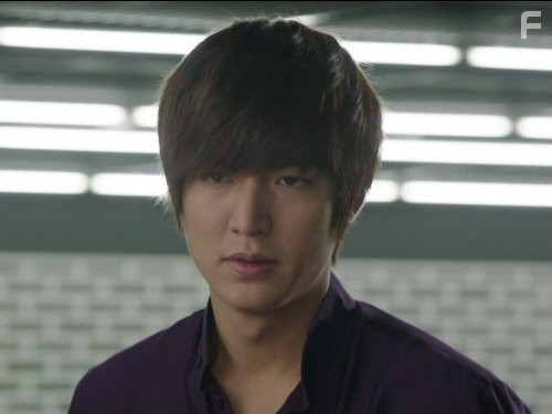 Min-ho Lee in Городской охотник (2011)