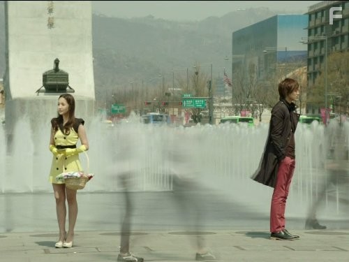 Min-ho Lee and Min-Young Park in Городской охотник (2011)