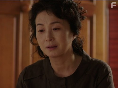 Mi-suk Kim in Городской охотник (2011)