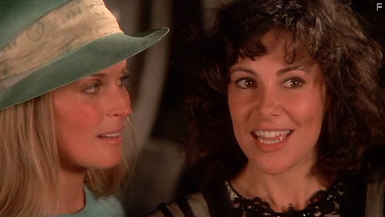 Bo Derek and Ana Obreg?n in Болеро (1984)