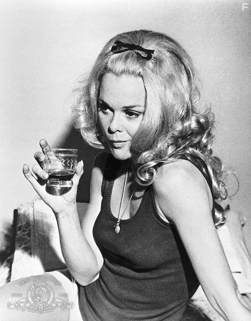 Lynn Borden in Чeрная мама, белая мама (1973)