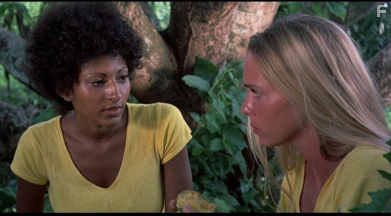 Pam Grier and Margaret Markov in Чeрная мама, белая мама (1973)