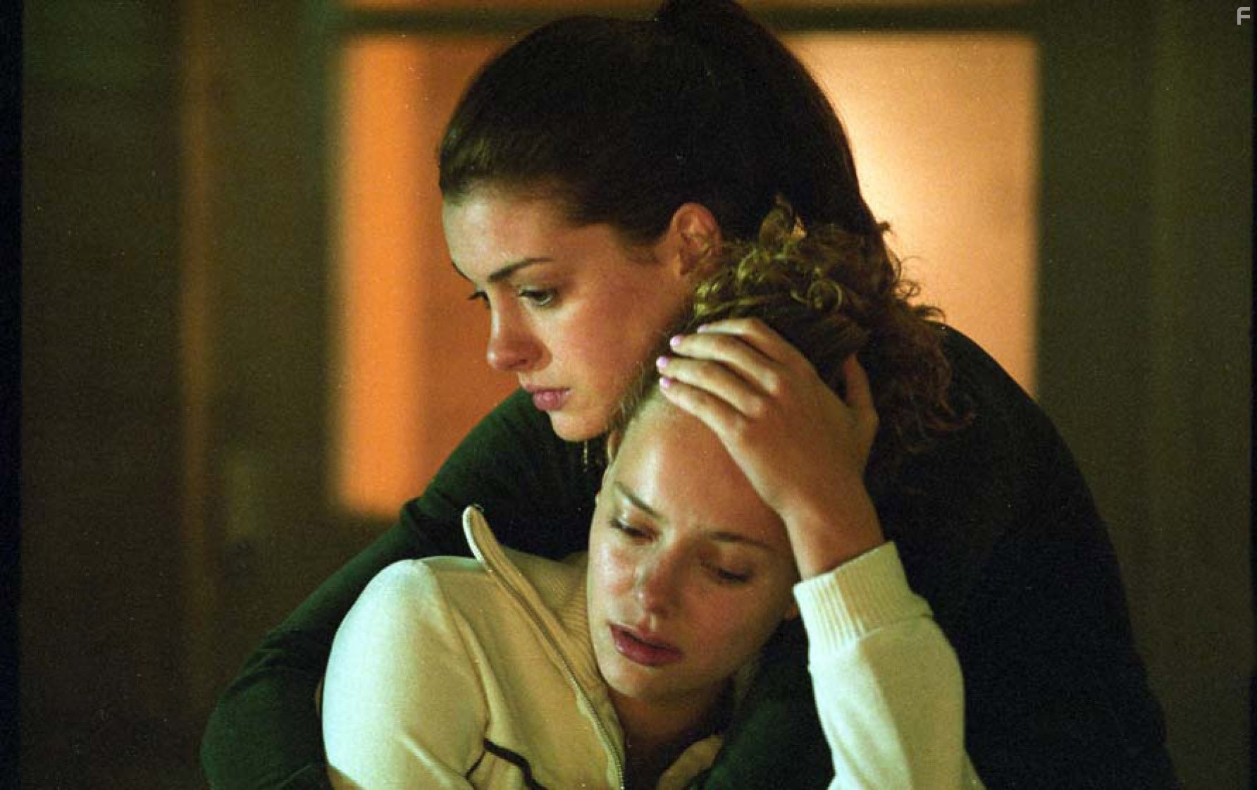 Anne Hathaway and Bijou Phillips in Крэйзи (2005)
