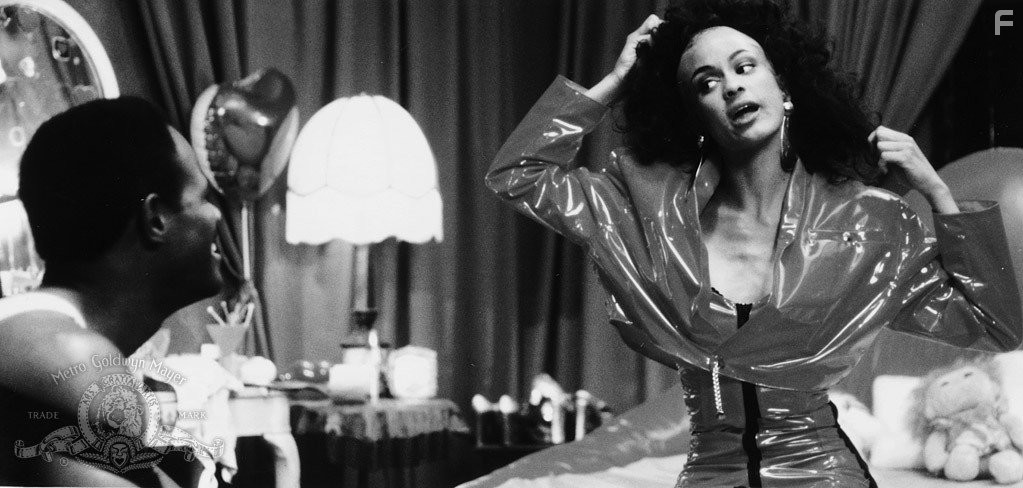 Keenen Ivory Wayans and Anne-Marie Johnson in Я достану тебя, ублюдок (1988)