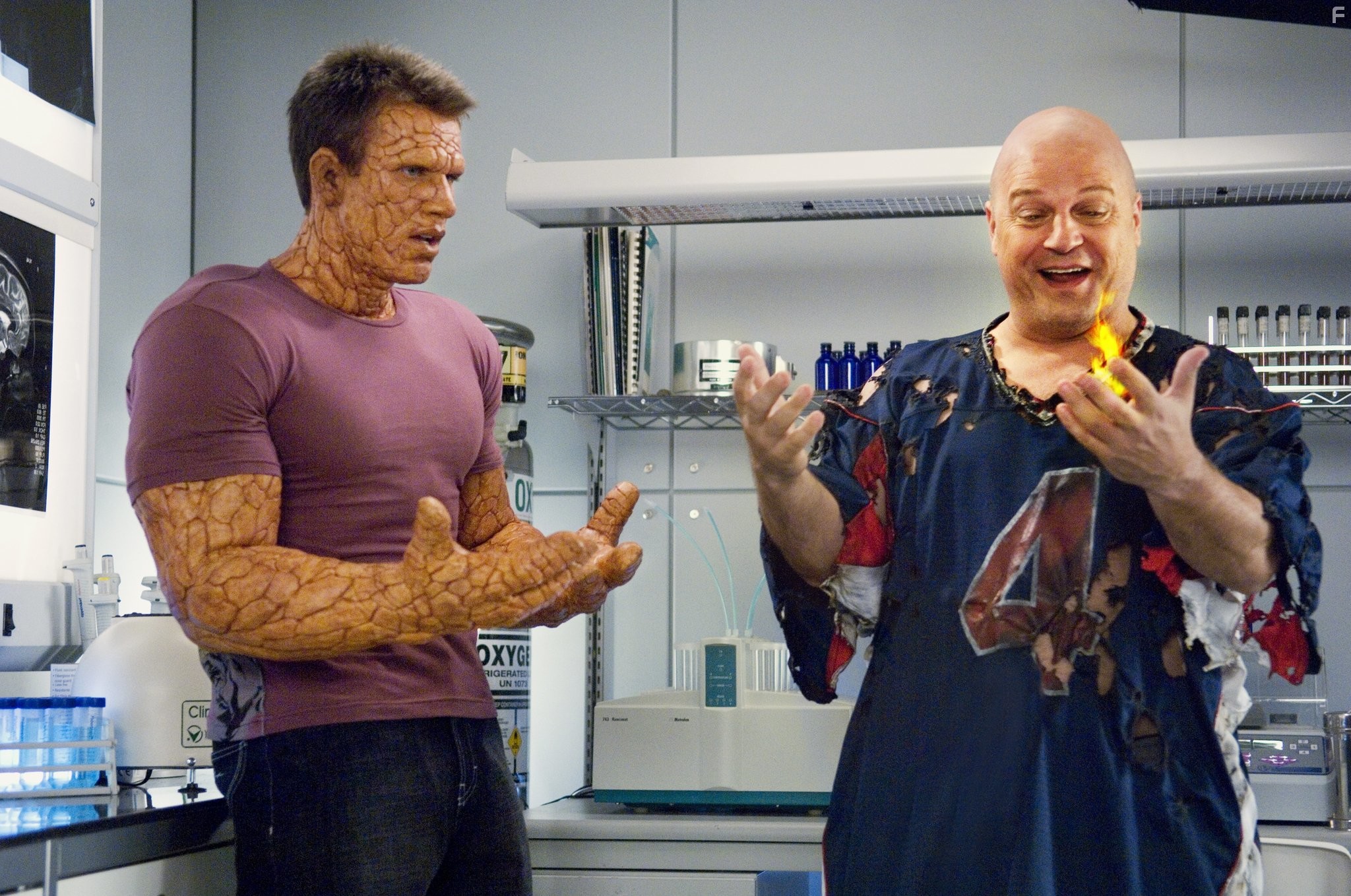 Michael Chiklis and Chris Evans in Фантастическая четвёрка: Вторжение Серебряного сёрфера (2007)