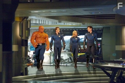 Jessica Alba, Michael Chiklis, Chris Evans, and Ioan Gruffudd in Фантастическая четвёрка: Вторжение Серебряного сёрфера (2007)