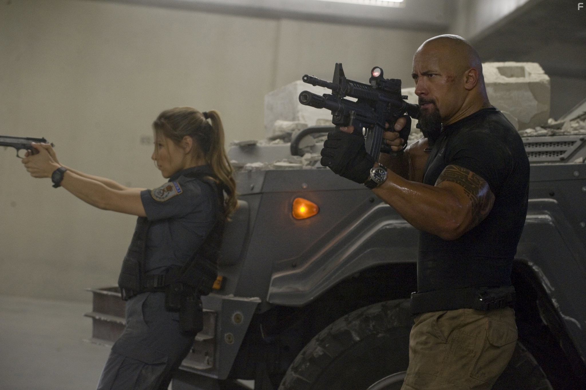 Dwayne Johnson and Elsa Pataky in Форсаж 5 (2011)