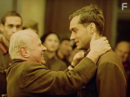 Jude Law, Joseph Fiennes, and Bob Hoskins in Враг у ворот (2001)