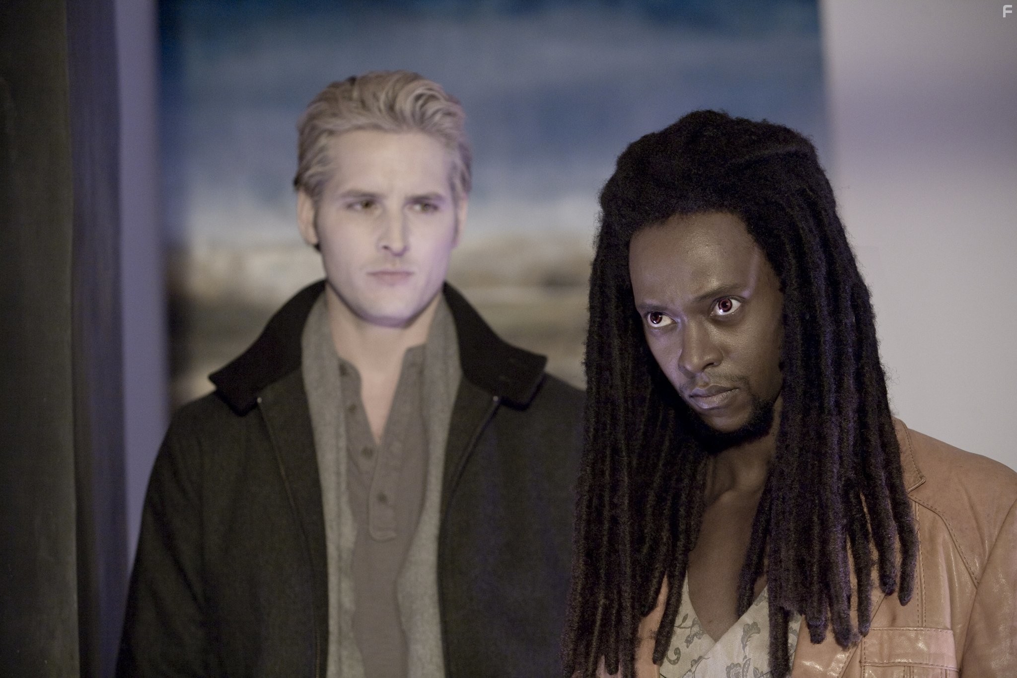 Peter Facinelli and Edi Gathegi in Сумерки (2008)