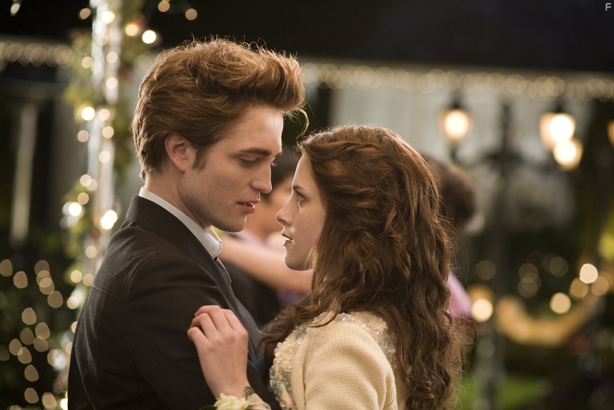 Kristen Stewart and Robert Pattinson in Сумерки (2008)