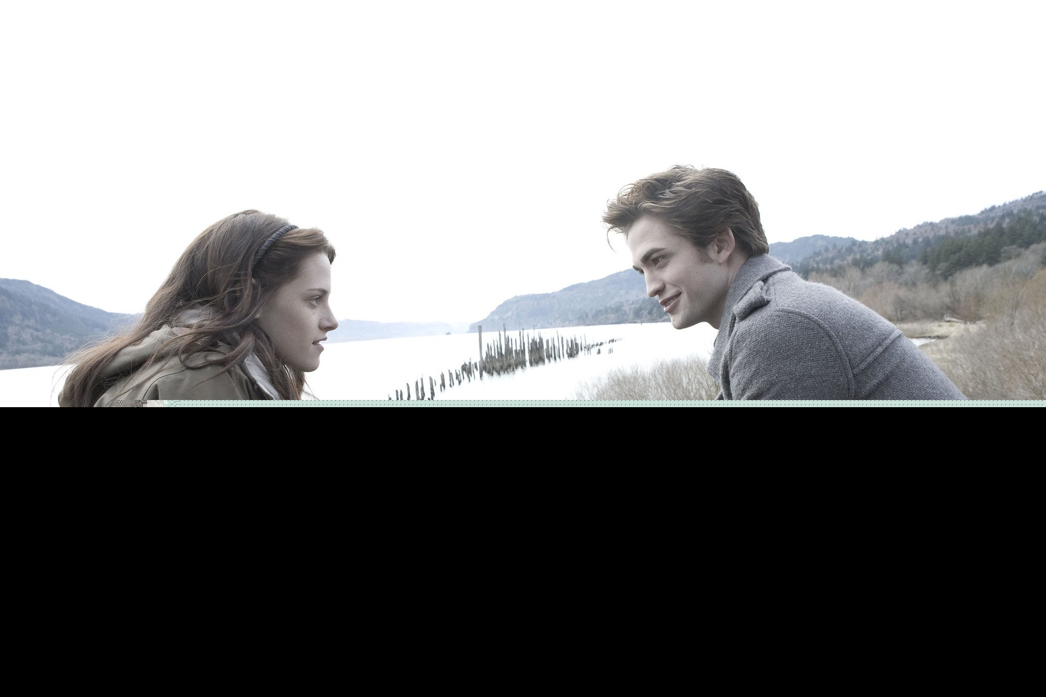 Kristen Stewart and Robert Pattinson in Сумерки (2008)